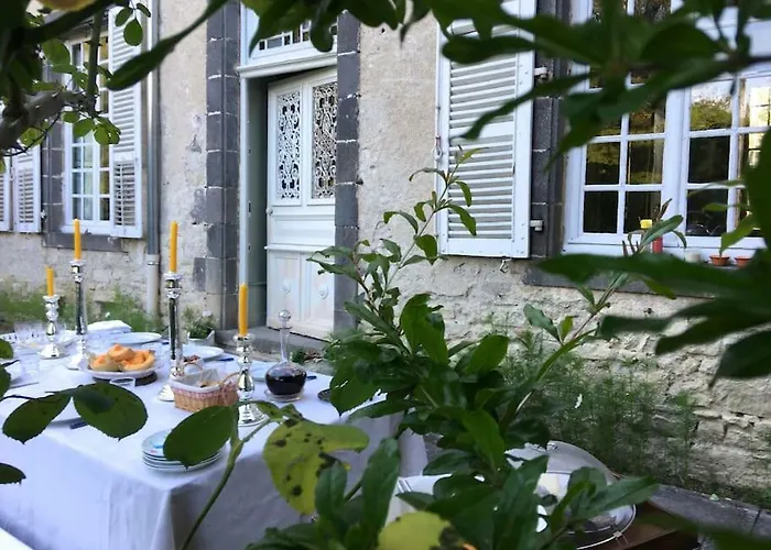 Hostel Le Grand Enclos - *